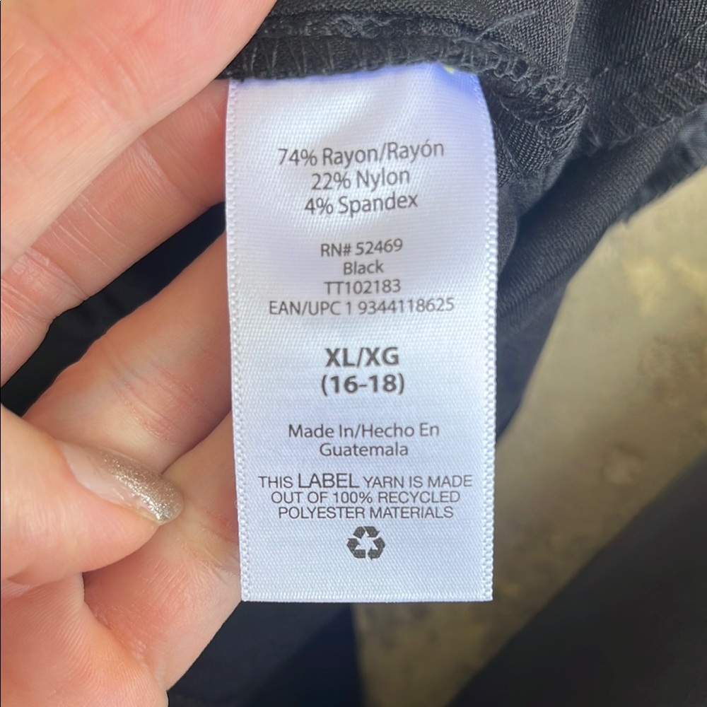 Time and Tru classic Women's Black Capris - Picture 13 of 14
